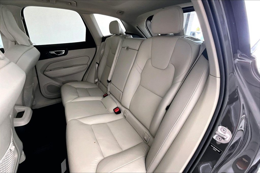 Used 2022 Volvo XC60 B5 Momentum AWD/4WD image 26