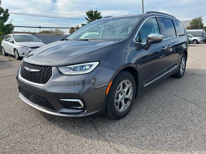 Used 2022 Chrysler Pacifica Limited w/ Uconnect Theater Family Group