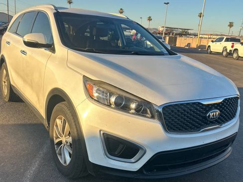 Used 2018 Kia Sorento FWD V6 image 2