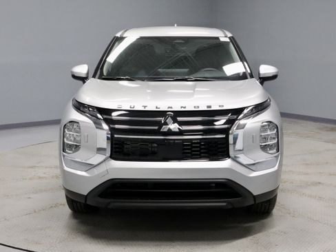 New 2026 Mitsubishi Outlander ES image 3