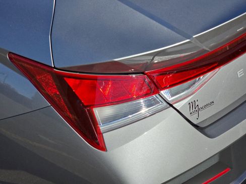 Used 2024 Hyundai Elantra SE image 39