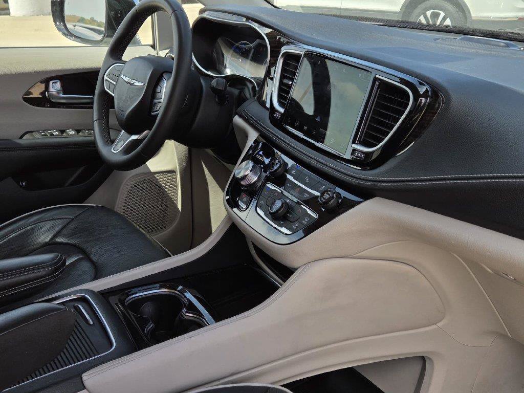 Used 2023 Chrysler Pacifica Limited FWD image 34