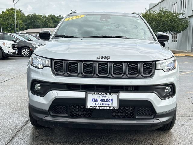 Used 2025 Jeep Compass Latitude w/ Convenience Group AWD/4WD image 2