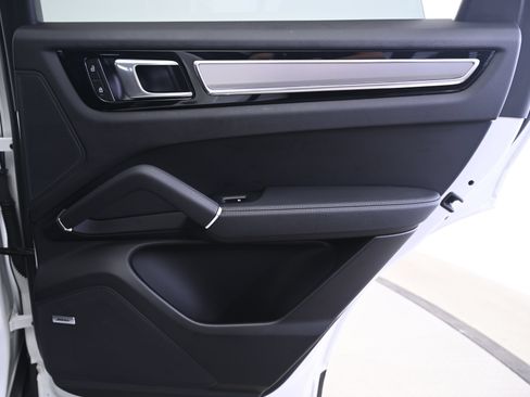 Certified 2023 Porsche Cayenne Platinum Edition AWD/4WD image 16