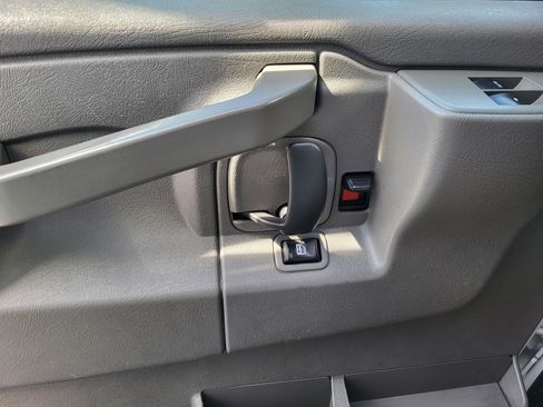 Used 2018 GMC Savana 4500 w/ Power Convenience Package RWD image 18