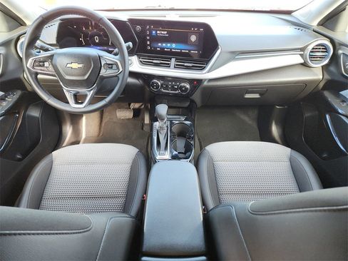 Used 2025 Chevrolet Trax LT w/ LT Convenience Package image 12