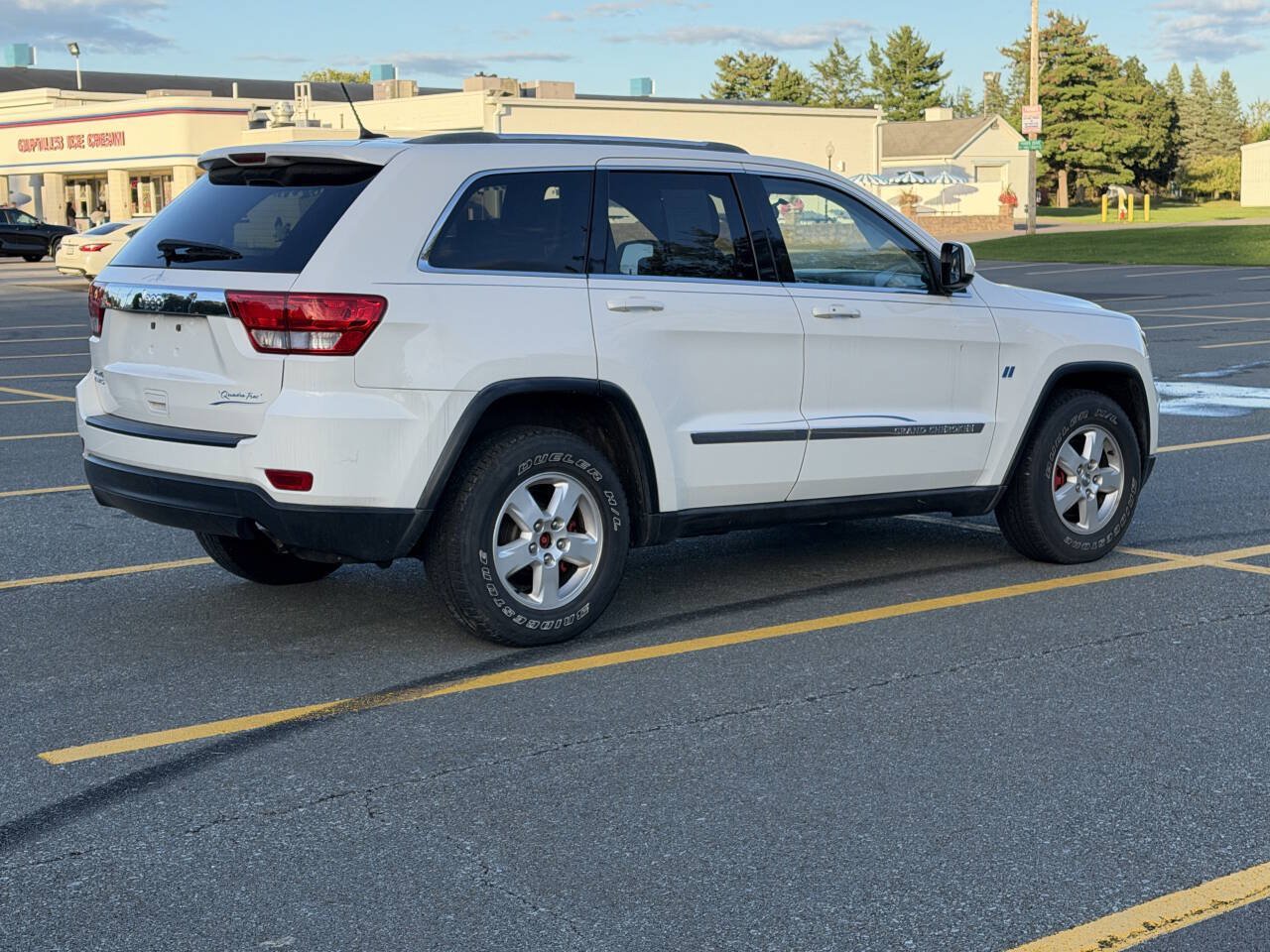 Used 2012 Jeep Grand Cherokee Laredo w/ Laredo E Group AWD/4WD image 5