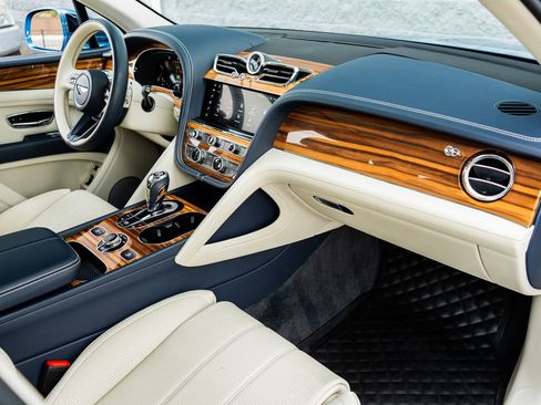 Used 2022 Bentley Bentayga image 2