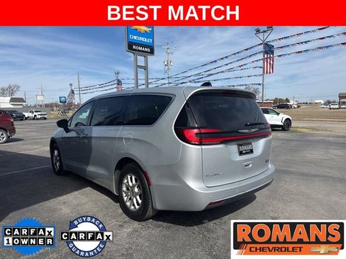 Used 2024 Chrysler Pacifica Touring-L FWD image 7