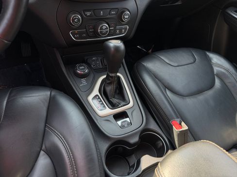 Used 2017 Jeep Cherokee Limited AWD/4WD image 32