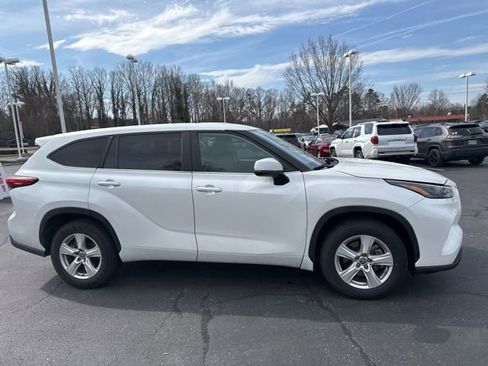 Used 2023 Toyota Highlander LE image 4