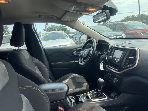 Used 2016 Jeep Cherokee Sport FWD image 17
