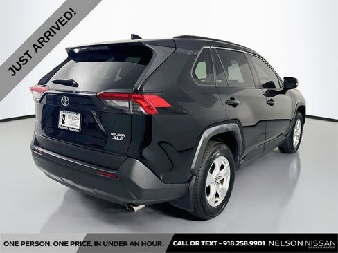 Used 2020 Toyota RAV4 XLE FWD image 5