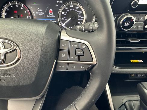 Used 2023 Toyota Highlander XLE AWD/4WD image 22