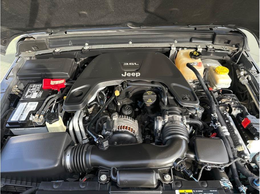 Used 2019 Jeep Wrangler Unlimited Sahara AWD/4WD image 18