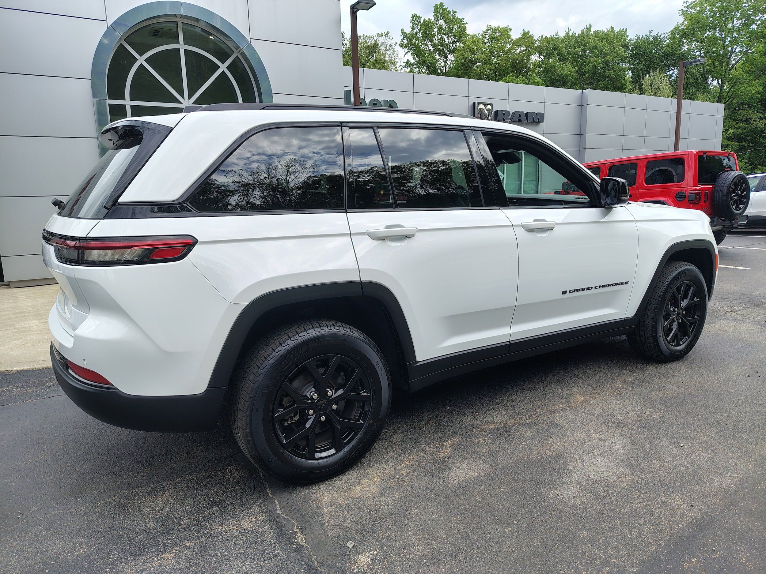 Certified 2024 Jeep Grand Cherokee Altitude AWD/4WD image 15