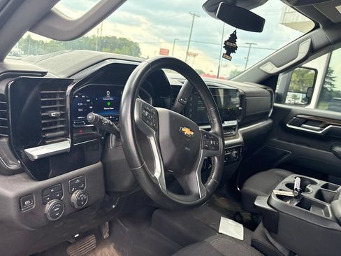 Used 2024 Chevrolet Silverado 2500 LT AWD/4WD image 3