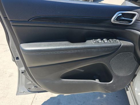 Used 2020 Jeep Grand Cherokee Altitude AWD/4WD image 28