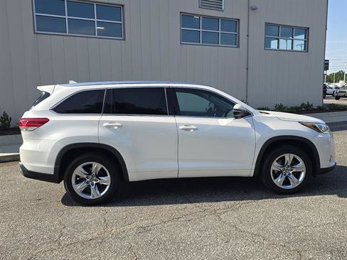 Used 2017 Toyota Highlander Limited FWD image 2