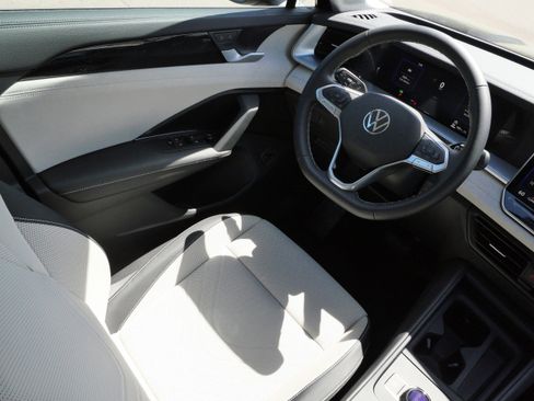 Certified 2025 Volkswagen Tiguan SE AWD/4WD image 9