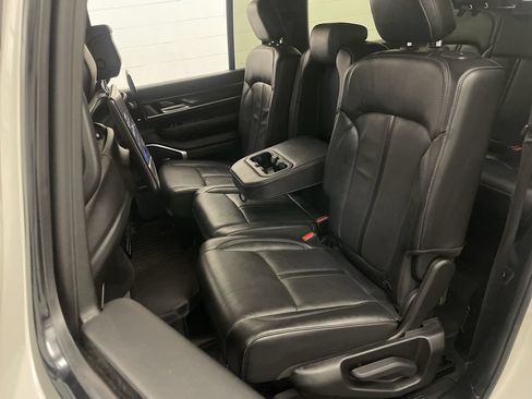 Used 2022 Jeep Wagoneer Series III w/ Rear Seat Entertainment Group AWD/4WD image 19