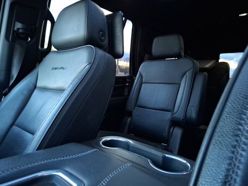 Used 2021 GMC Yukon Denali w/ Denali Premium Package image 18