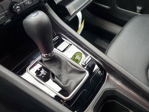 Certified 2024 Jeep Compass Latitude image 17