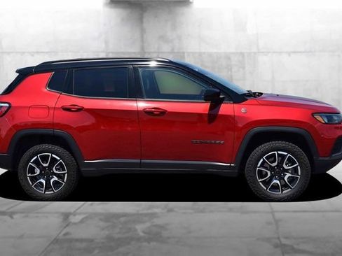 Used 2025 Jeep Compass Trailhawk AWD/4WD image 5