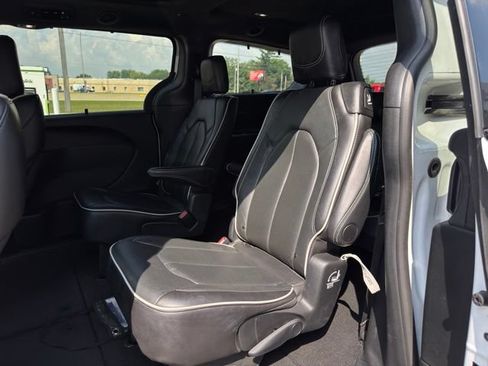 Used 2025 Chrysler Pacifica Limited FWD image 10