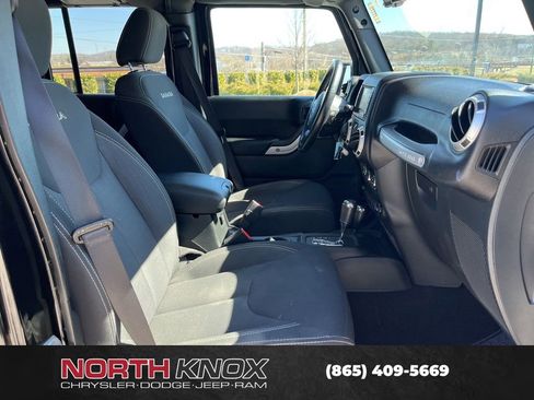 Used 2017 Jeep Wrangler Unlimited Sahara w/ Connectivity Group image 22