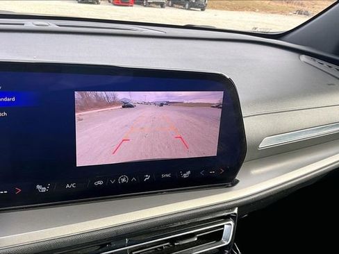 Used 2025 Chevrolet Traverse LT image 21