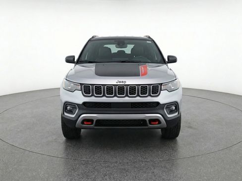 Used 2025 Jeep Compass Trailhawk AWD/4WD image 2