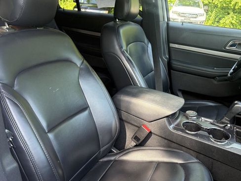 Used 2019 Ford Explorer XLT w/ Equipment Group 202A AWD/4WD image 11