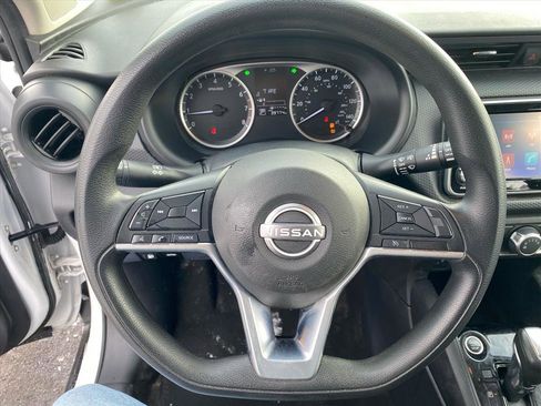 Used 2022 Nissan Kicks S image 10