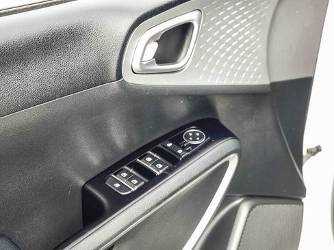 Used 2022 Kia Soul LX image 24