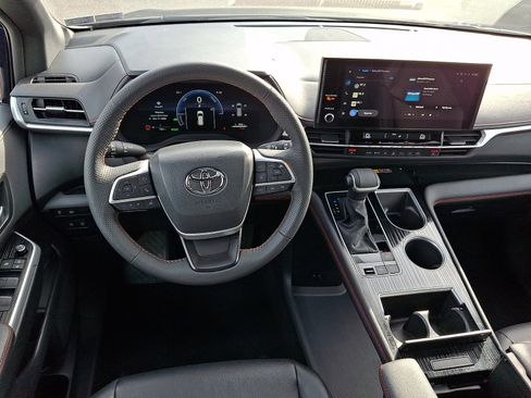 Used 2025 Toyota Sienna XSE image 12