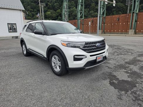 Used 2023 Ford Explorer XLT w/ Equipment Group 202A AWD/4WD image 2