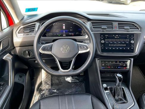 Used 2024 Volkswagen Tiguan SE image 16