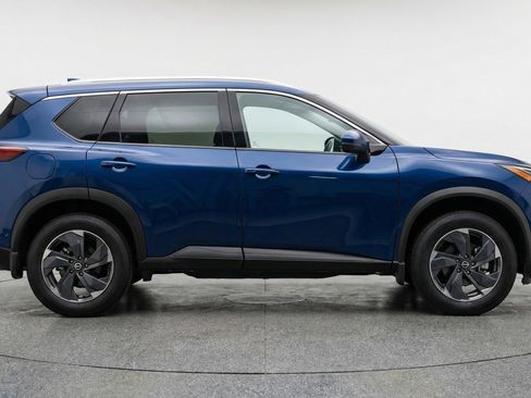 Used 2025 Nissan Rogue SV AWD/4WD image 11