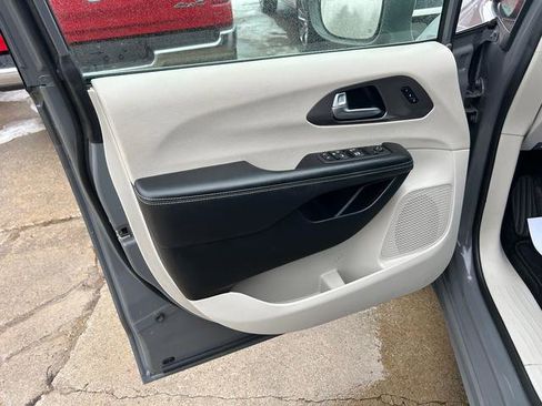 Certified 2022 Chrysler Pacifica Touring-L image 7
