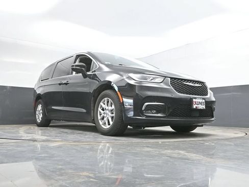 Used 2024 Chrysler Pacifica Touring-L FWD image 46
