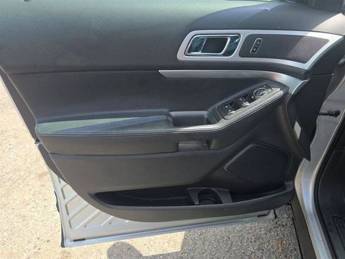 Used 2015 Ford Explorer XLT w/ Equipment Group 202B FWD image 15