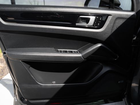 Used 2020 Porsche Cayenne image 21