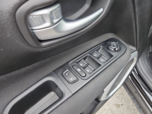 Used 2021 Jeep Renegade Sport image 14