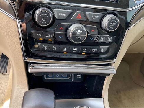 Used 2021 Jeep Grand Cherokee Overland AWD/4WD image 33