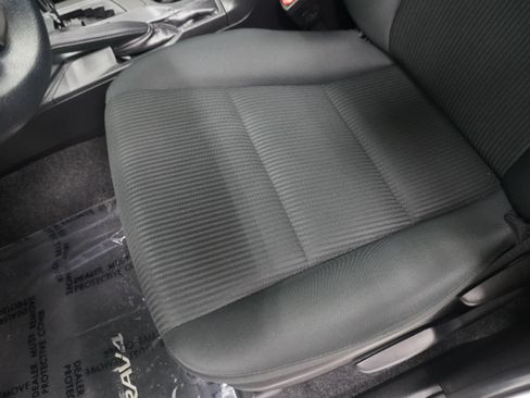 Used 2018 Toyota RAV4 LE FWD image 12