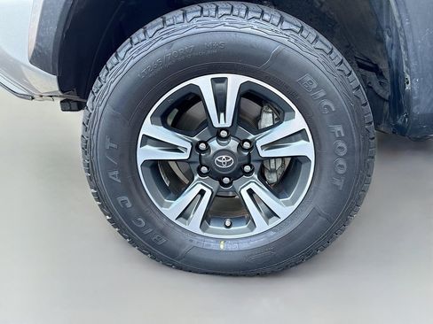 Used 2022 Toyota Tacoma TRD Off-Road w/ Technology Package AWD/4WD image 29