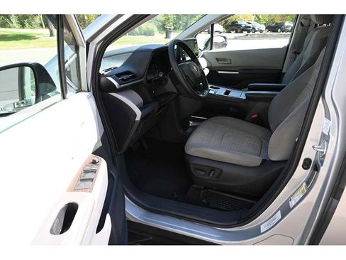 Used 2022 Toyota Sienna LE image 13