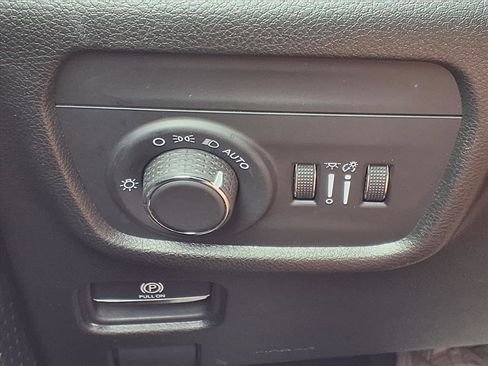 Used 2025 Jeep Grand Cherokee Altitude AWD/4WD image 11