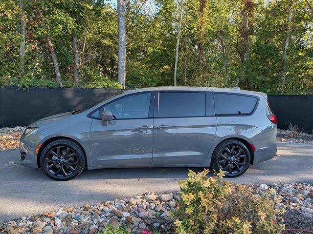 Used 2020 Chrysler Pacifica Touring w/ S Appearance Package FWD image 2